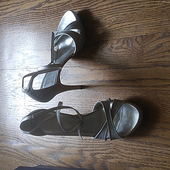 Stuart Weitzman Silver Rafia Heels - Picture 1 of 2